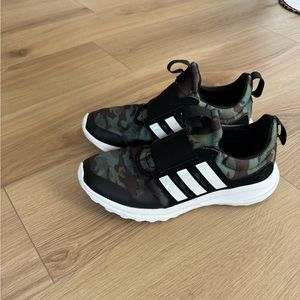 Adidas kids shoes size 5